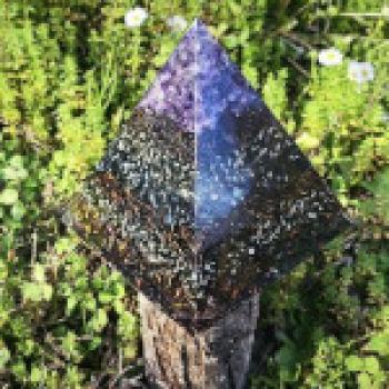 Orgonitpyramide Amethyst