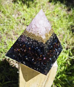 Orgonitpyramide Rosenquarz