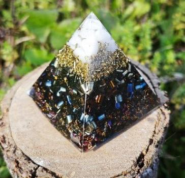 Orgonitpyramide Schneequarz