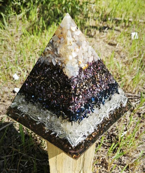 Orgonitpyramide Mondstein