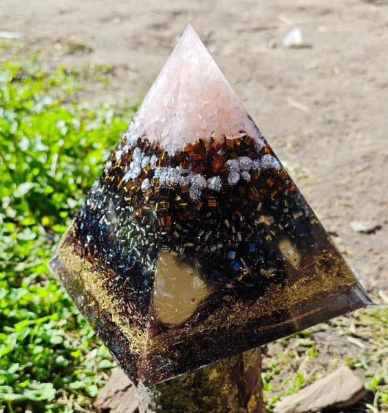 Orgonitpyramide Rosenquarz
